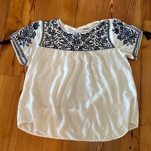 Savannah Jane boutique blouse, size medium, pretty blue embroidery, flowy fit